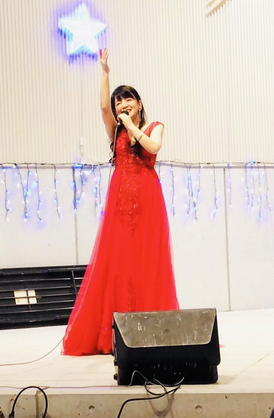 平田まり ギャラリー画像2: 赤いドレスで熱唱